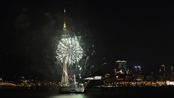 Veja o show de fogos de artifício com a cidade de Macau em segundo plano em Macau, China . — Vídeo de Stock