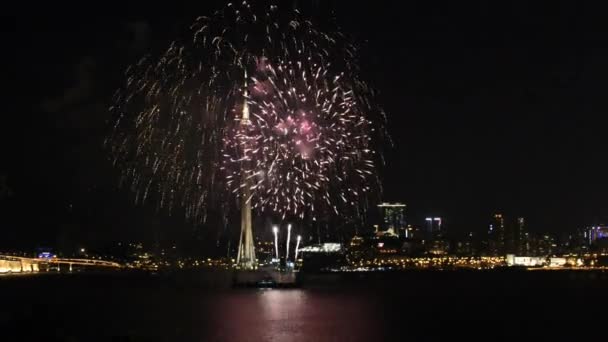 Veja o show de fogos de artifício com a cidade de Macau em segundo plano em Macau, China . — Vídeo de Stock