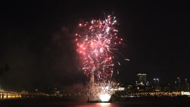 Kijk de vuurwerkshow met de stad Macau op de achtergrond in Macau, China. — Stockvideo