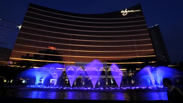 Met het oog op de show van de dansende fonteinen voor het Wynn-hotel in Macao, China. — Stockvideo