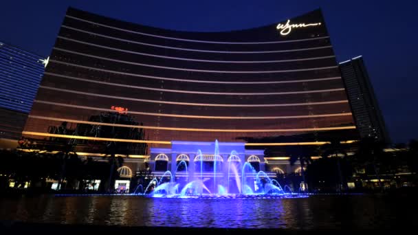 Blick auf die Show der tanzenden Fontänen vor dem wynn hotel in macau, china. — Stockvideo