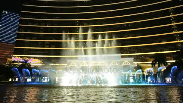 Veduta dello spettacolo delle fontane danzanti di fronte all'hotel Wynn a Macao, Cina . — Video Stock