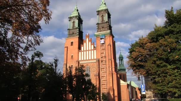 Na zewnątrz Bazyliki Świętego Piotra i Pawła w Poznaniu. — Wideo stockowe