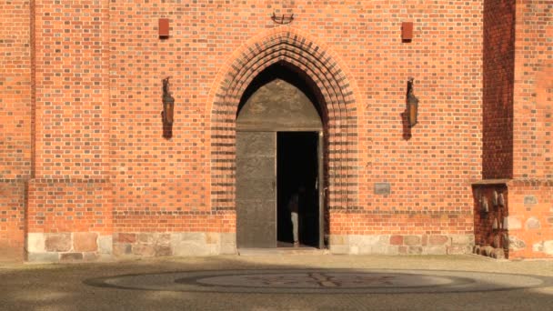 Le persone escono dalla basilica di San Pietro e San Paolo a Poznan, Polonia . — Video Stock