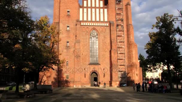 Außenansicht der Basilika St. Peter und St. Paul in Posen, Polen. — Stockvideo