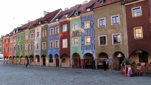 Extérieur des bâtiments historiques de la Place du Vieux Marché à Poznan, Pologne . — Video