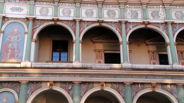 Aussendetails des historischen Rathausgebäudes am alten Marktplatz in Posen, Polen. — Stockvideo