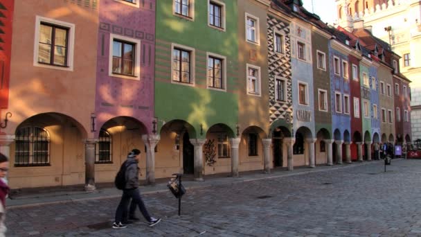 Lidé chodí před historických budov na náměstí starý trh v Poznani, Polsko. — Stock video
