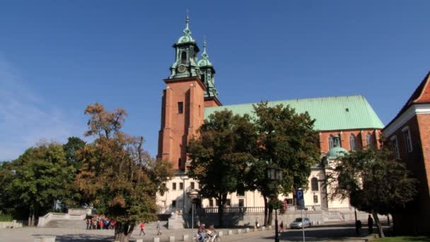 La gente cammina davanti alla Cattedrale di Gniezno a Gniezno, Polonia . — Video Stock