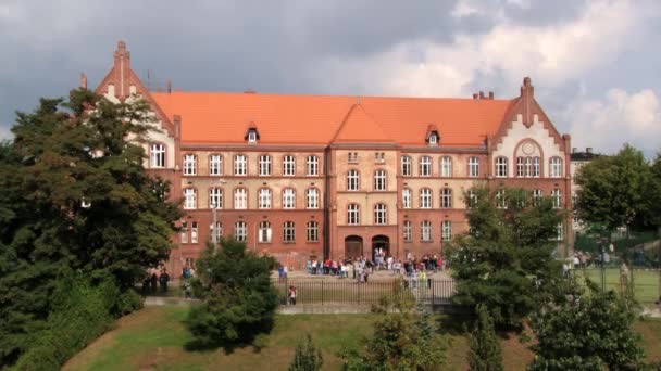 Pohled do historických budov v Gniezno, Polsko. — Stock video