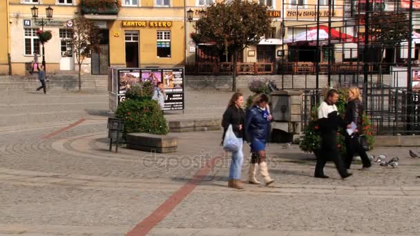 グニェズノ、ポーランドの歴史的な町の中央広場で歩く人. — ストック動画
