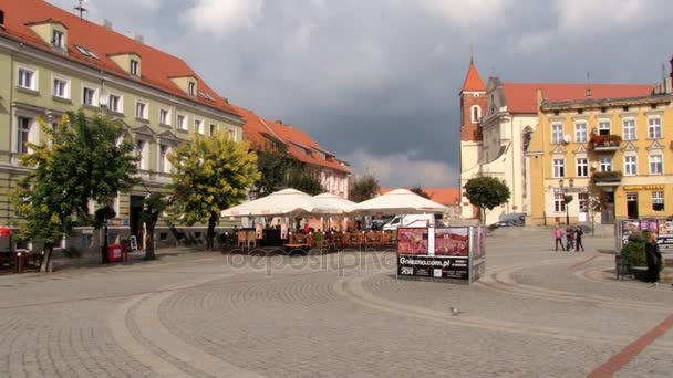 Les gens marchent par la place centrale de la ville historique de Gniezno, Pologne . — Video