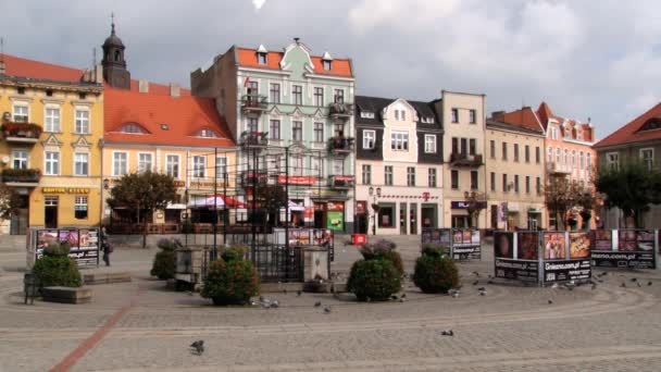 Persone a piedi dalla piazza centrale della città storica di Gniezno, Polonia . — Video Stock