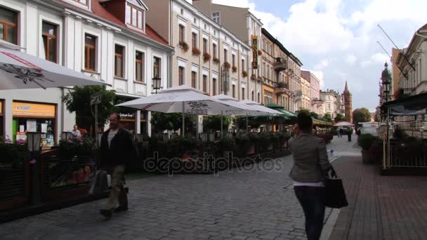 La gente cammina per la strada nel centro storico di Gniezno, Polonia . — Video Stock