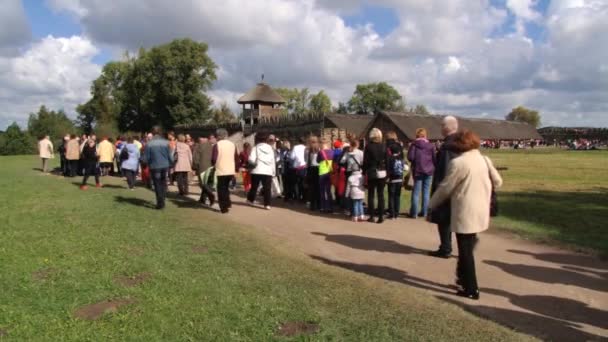 Ludzie odwiedzają replikę osady epoki żelaza wzbogacone w Biskupin, Polska. — Wideo stockowe