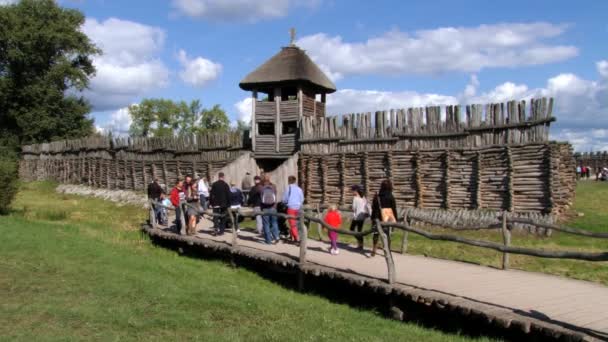 As pessoas visitam réplica do assentamento fortificado da Idade do Ferro em Biskupin, Polônia . — Vídeo de Stock