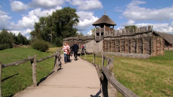 La gente visita replica dell'insediamento fortificato dell'età del ferro a Biskupin, Polonia . — Video Stock