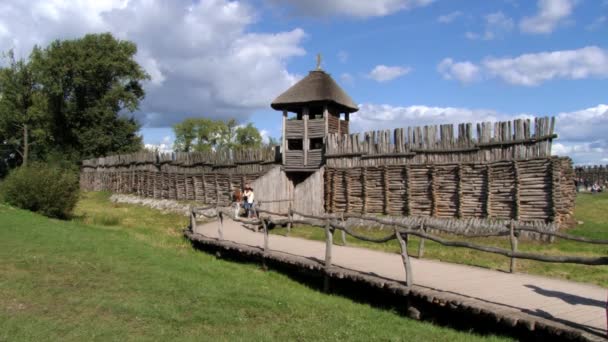 Les gens visitent réplique de la colonie fortifiée de l'âge du fer à Biskupin, en Pologne . — Video