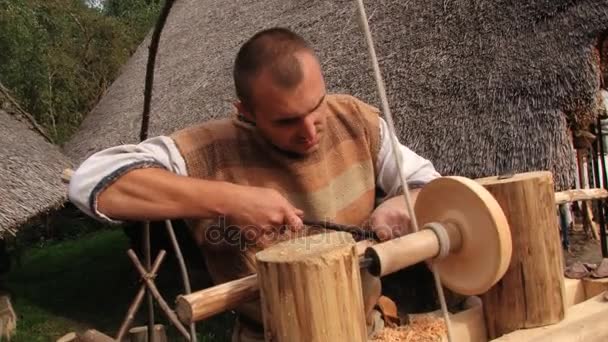 Člověk ukazuje práci na primitivní tradiční soustružení soustruh Biskupin, Polsko. — Stock video