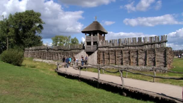 Les gens visitent réplique de la colonie fortifiée de l'âge du fer à Biskupin, en Pologne . — Video