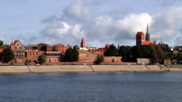中世都市トルン、ポーランドのヴィスワ川を渡ってビューします。. — ストック動画