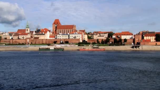 Torun, Polonya Vistula nehri geçip ortaçağ şehir görüntülemek. — Stok video