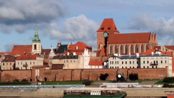 Вид на средневековый город через Вислу в Торуни, Польша . — стоковое видео