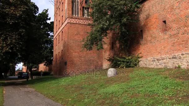 Buitenkant van de middeleeuwse stadsmuur in Torun, Polen. — Stockvideo