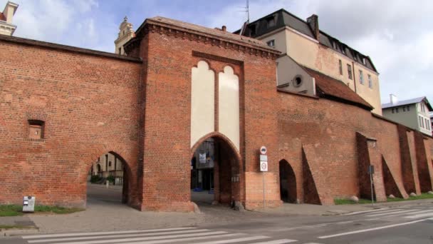 Exterior da muralha medieval da cidade e portão em Torun, Polônia . — Vídeo de Stock