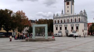 Helmno, Polonya'da bina Belediye Binası önünde Meydanı'ndaki insanlar yürümek.
