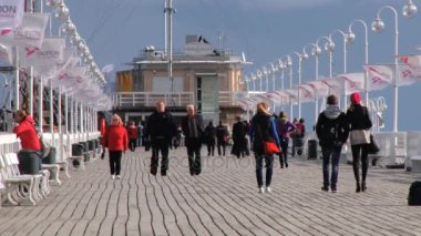 Sopot, Polonya için ünlü ahşap iskele tarafından insanlar yürümek.