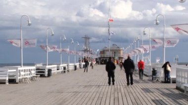 Sopot, Polonya için ünlü ahşap iskele tarafından insanlar yürümek.