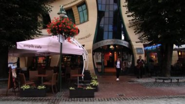 Sopot, Polonya için çarpık evin önünde insanlar yürümek. 