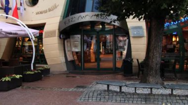 Sopot, Polonya için çarpık evin önünde insanlar yürümek. 