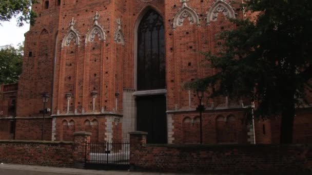 Außenansicht der mittelalterlichen Kirche in Torun, Polen. — Stockvideo