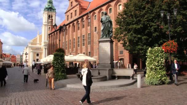人们步行街，中世纪的城市在波兰托伦市. — 图库视频影像