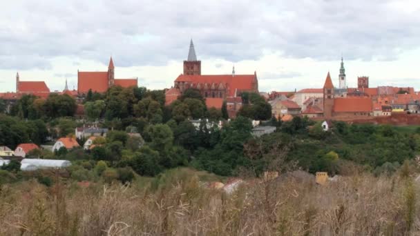 Met het oog op de middeleeuwse stad van Helmno, Polen. — Stockvideo