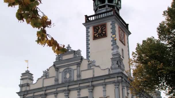 Außenfassade des Rathauses in Helmno, Polen. — Stockvideo