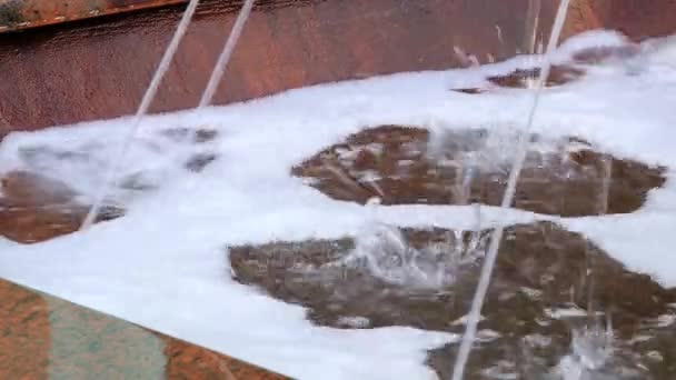 Μεταλλικό νερό ροή κατά την άνοιξη σε Sopot, Πολωνία. — Αρχείο Βίντεο