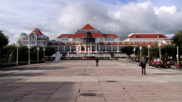 People relax at the square in Sopot, Poland. — Stock Video