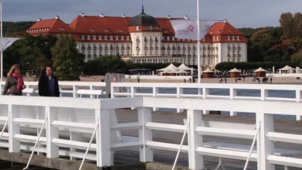 Sopot, Polonya için ünlü ahşap iskele tarafından insanlar yürümek. — Stok video