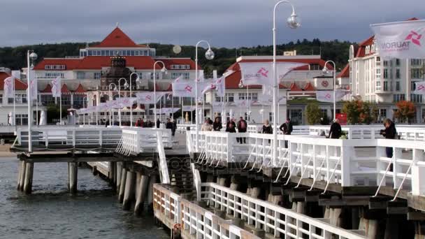 Sopot, Polonya için ünlü ahşap iskele tarafından insanlar yürümek. — Stok video