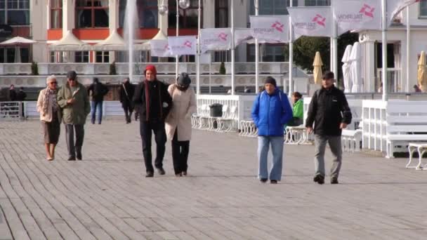 Menschen spazieren an der berühmten Holzmole in Sopot, Polen. — Stockvideo