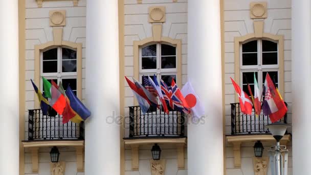 Вид на национальные флаги у фасада гостиницы в Сопоте, Польша . — стоковое видео