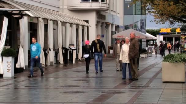 Mensen lopen door de voetgangersstraat in Sopot, Polen. — Stockvideo
