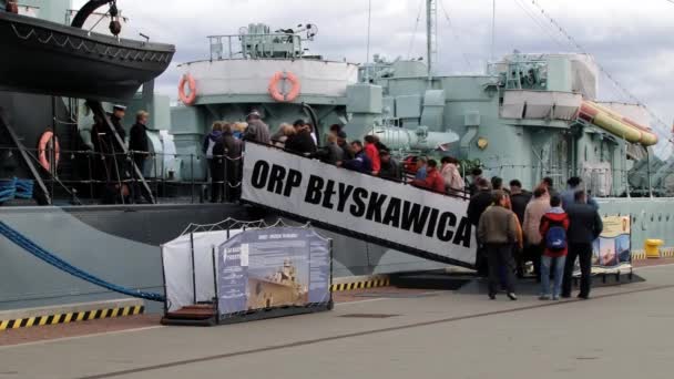 Ludzie odwiedzają statek Polski niszczyciel z Ww2 Orp błyskawica w Gdyni. — Wideo stockowe