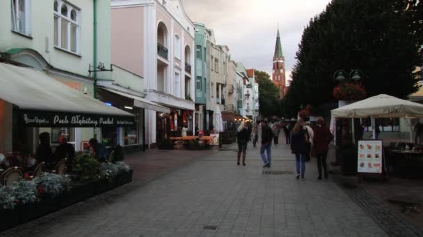人们走过的步行街在波兰索波特. — 图库视频影像