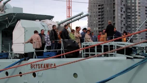La gente visita el barco destructor polaco de la Segunda Guerra Mundial ORP Blyskawica en Gdynia, Polonia . — Vídeo de stock