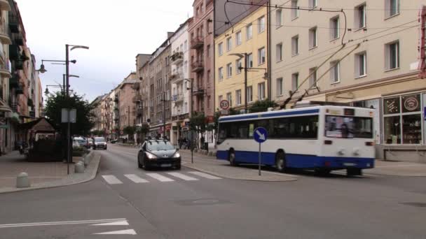 Samochody przechodzą przez ulicę miasta w Gdynia, Polska. — Wideo stockowe