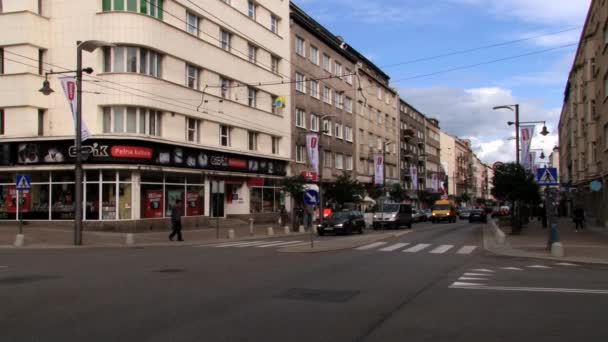 Autos fahren durch die Straßen der Stadt in Gdynia, Polen. — Stockvideo